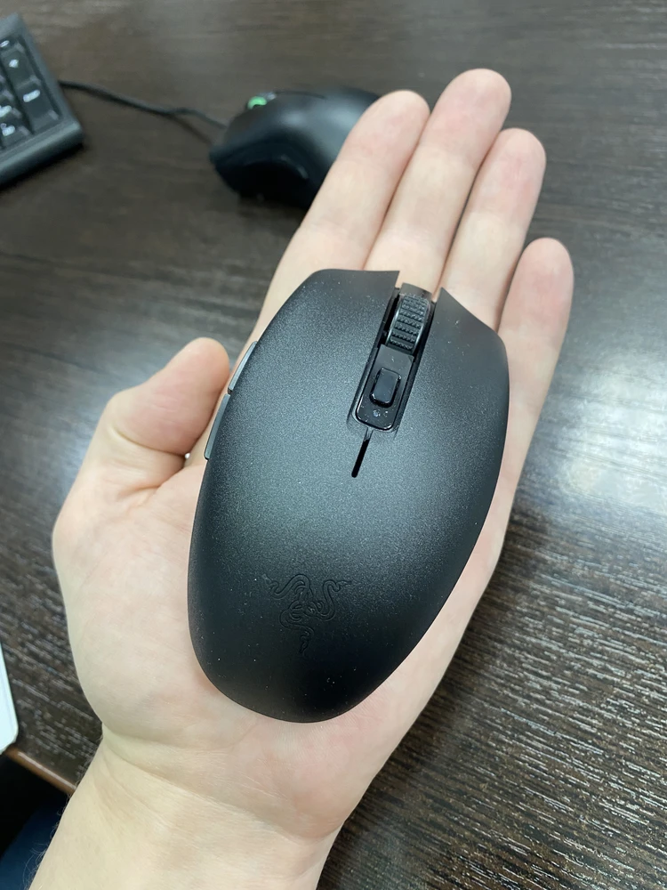 Оригинал. Razer Synapse сразу ее подхватил. Четкий клик, четкое позиционирование курсора, как и у других мышек Razer. Приятная на ощупь. Компактная версия, возможно для ноутбука. Питается одной пальчиковой или мизинчиковой батарейкой.