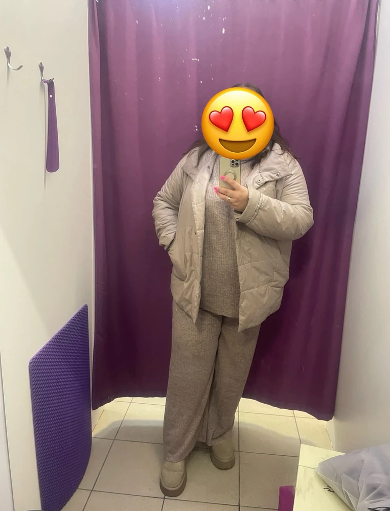 Безумно комфортный костюм! Лекало отличное! Сидит великолепно! Спасибо, что на плюс сайз и ворот соответствующий! Не давит, не торчит! 
В составе ангорка. Реально качество ткани огонь! А цвет офигенный! Огромное спасибо за такую классную вещь! Рост 160 см( штанишки надела повыше, если надеть по талии, то отдично и на рост 170) подойдет на разную погоду: и осень, и зима( колготки теплые под штанишки и вперед)не знаю, как еще описать свой восторг, просто покупайте по размеру, вживую лусше, чем на картинке!!!!)