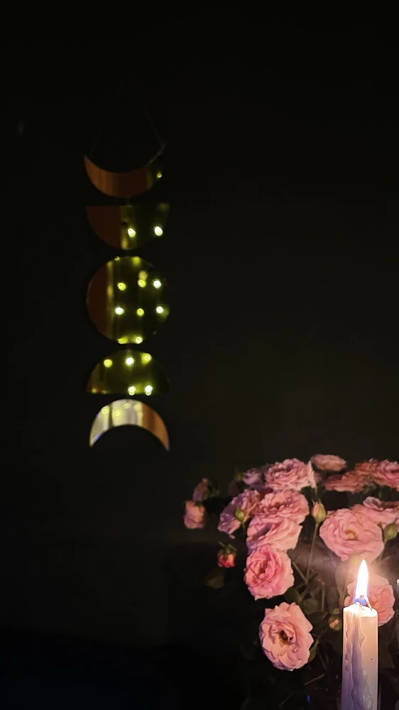 Очень красиво смотрятся напротив герлянд