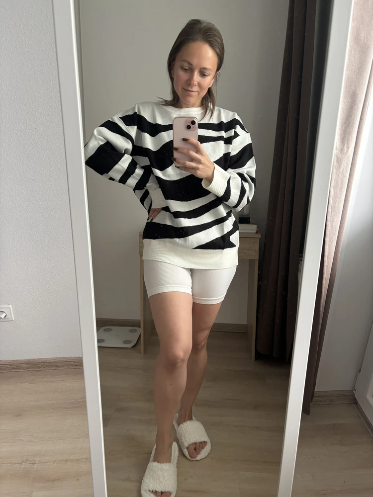 Кофта пришла быстро, была хорошо упакована, очень приятный к телу материал, заказывла на несколько размеров больше, чтобы был оверсайз