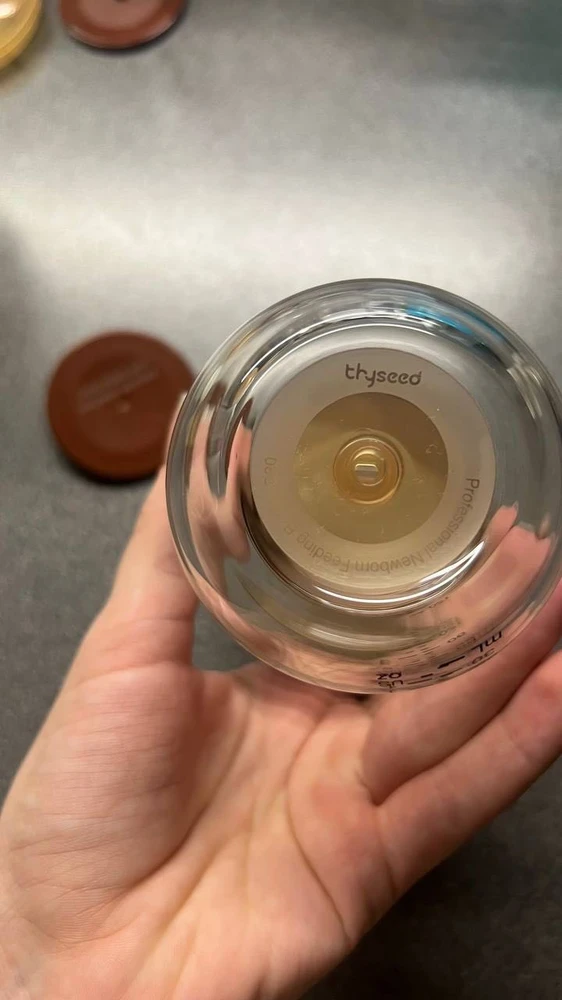 Самые мягкие соски как будто действительно «бюст» Сын ест только с них теперь. Прекратились срыгивания и минимум выходит воздуха после кормления. Сильные проблемы с коликами у ребенка, поэтому купила эти бутылочки и спустя 4дня с покупки стало намного легче. Спасибо большое за такой качественный продукт!

Взяла так же пустышки и ложечки данного бренда, всем довольна, обязательно буду следить за новинками, так как вижу «цена-качество» и результат.