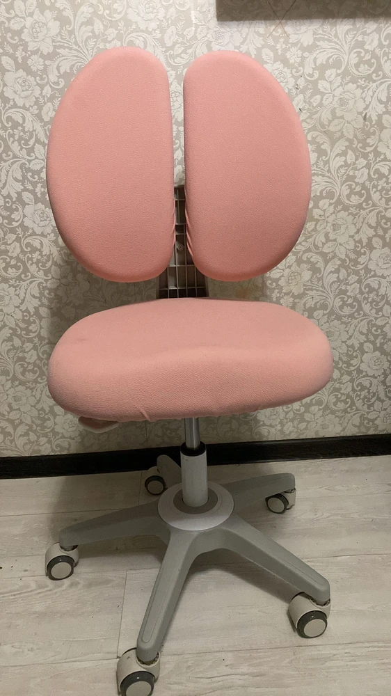 Я очень довольна креслом, поднимается и опускается, взяла двум детям 4 класс и 2 класс, теперь сидят ровно, то что нужно! Самое главное это чехлы на резинке такого же цвета и легко одеть а особенно снять, что бы постирать, советую продавца и эти кресла, не пожалеете о покупке😍