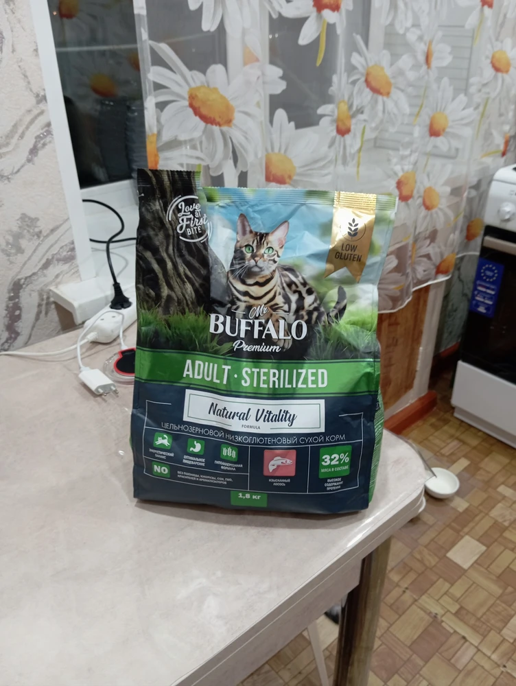 Хороший состав корма, много мяса. Покупаю,  уже вторую пачку. 
Что особенно хорошо, этот корм - совсем не воняет