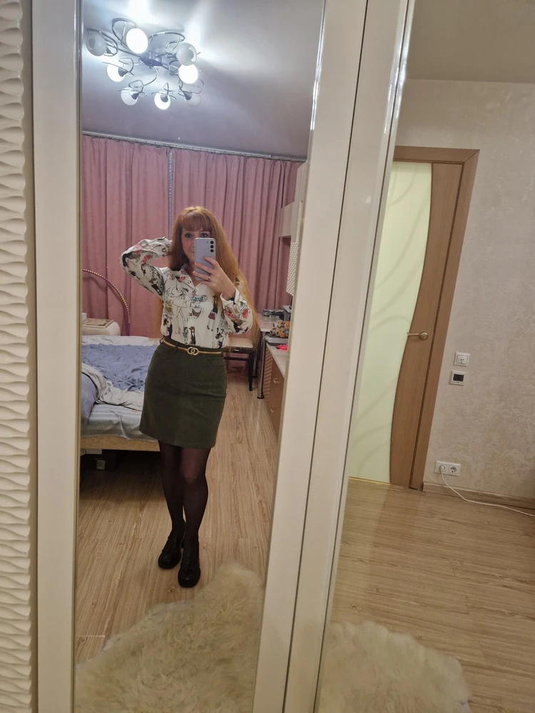 Ну очень, очень прекрасная юбка. Всё качественно прошито, длина то что надо, очень оптимальная, приятная на ощупь, здоровский цвет, садится по фигурке. Рекомендую! Спасибо за такую юбочку, очень довольна