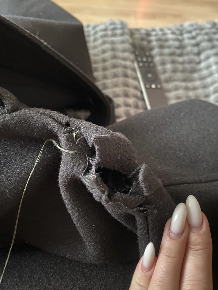 Пытаюсь зашить, но оно очень грязно и сильно порвалось. Примите меры, поменяйте мне его