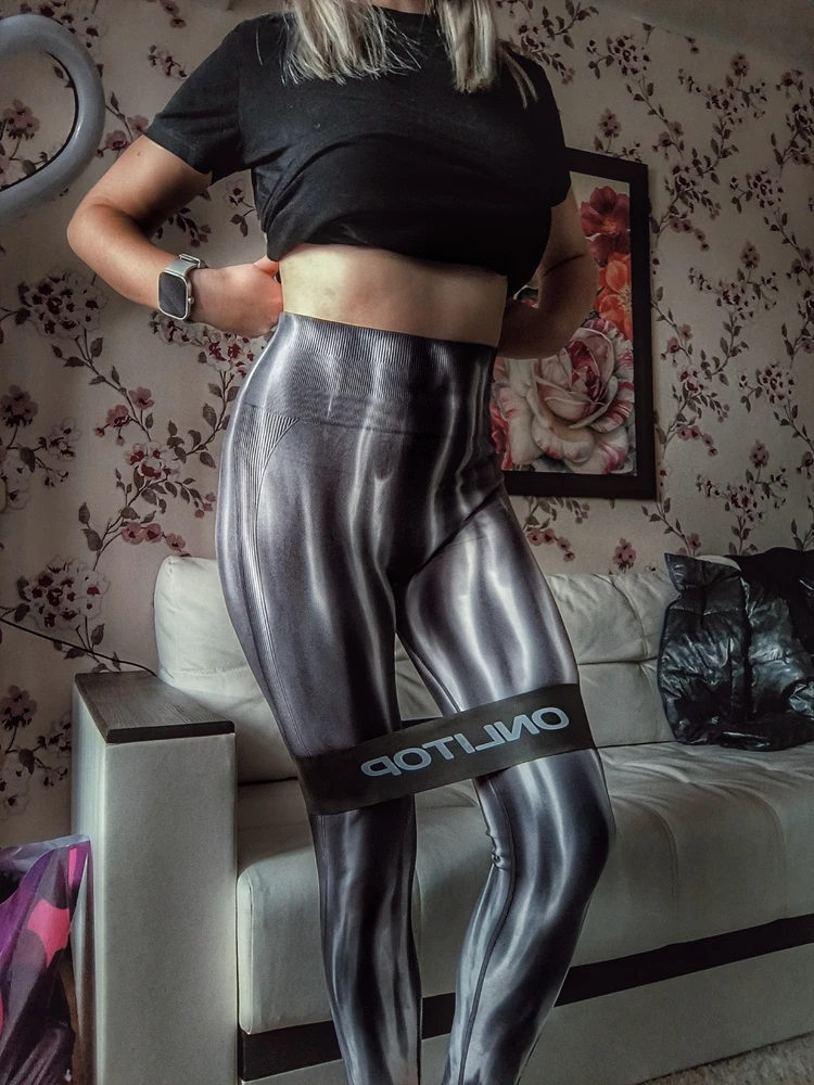 Размер соответствует. Ушел объем на талии,теперь леггинсы не плотно прилегают. Заказала в другом цвете на размер меньше,сравню😉