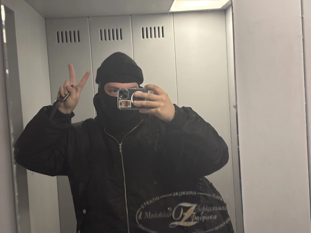 В целом за свою цену отличный вариант на осень, и даже на зиму (если надеть кофту/худи). Материалы неплохие, фурнитура спма качественная, но нсть проблемки с симметричностью, молния чуть чуть уходит в право, но в целом не критично. Так де торчало 3-4 нитки, но обрезать и прижечь, и в целом ок. За 5500 советую, если цена поднимется выше 6к - нет.