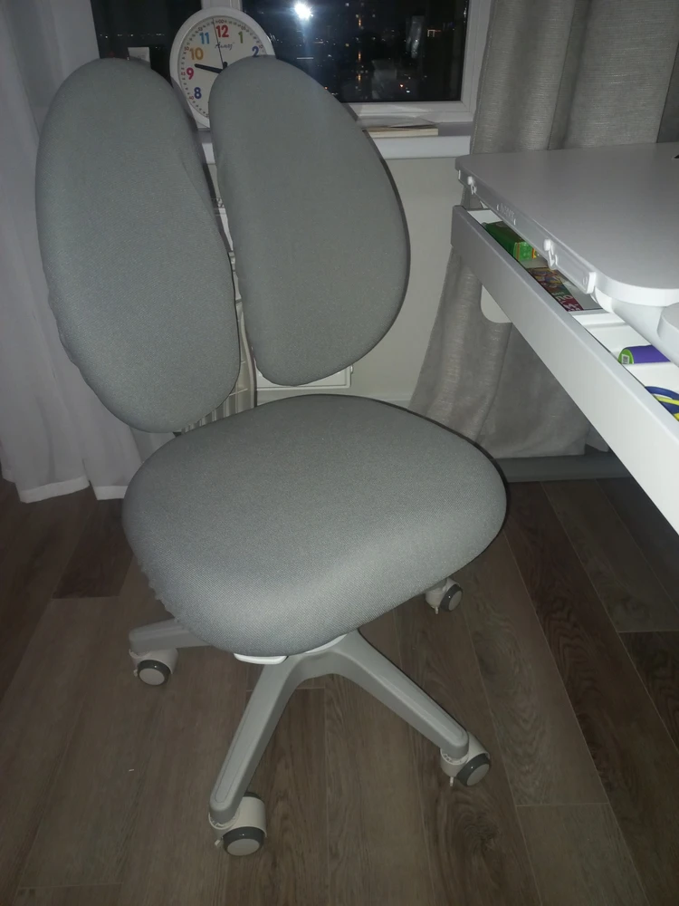 Кресло пришло с запасными чехлами,что для ребёнка необходимо.Коеструкция прочная,выглядит надежным. Еще не оценила на сколько удобна спинка. Колеса автоматически прекращают двигаться,как только ребёнок сел. Можно регулировать по высоте.