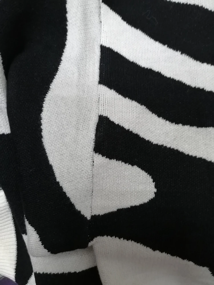 Свитер 48 размера подошёл на 50, но пришёл уже с какими зацепками. Рукав пришит не аккуратно. Качество не очень. На фото видно как вшит рукав.