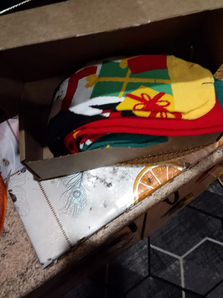 Носочки пришли запакованные в коробочке аккуратно, три пары.