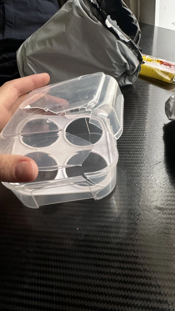 В хлам сломан контейнер. Только из-за него заказывала. 
Можно по нормальному упаковать же.