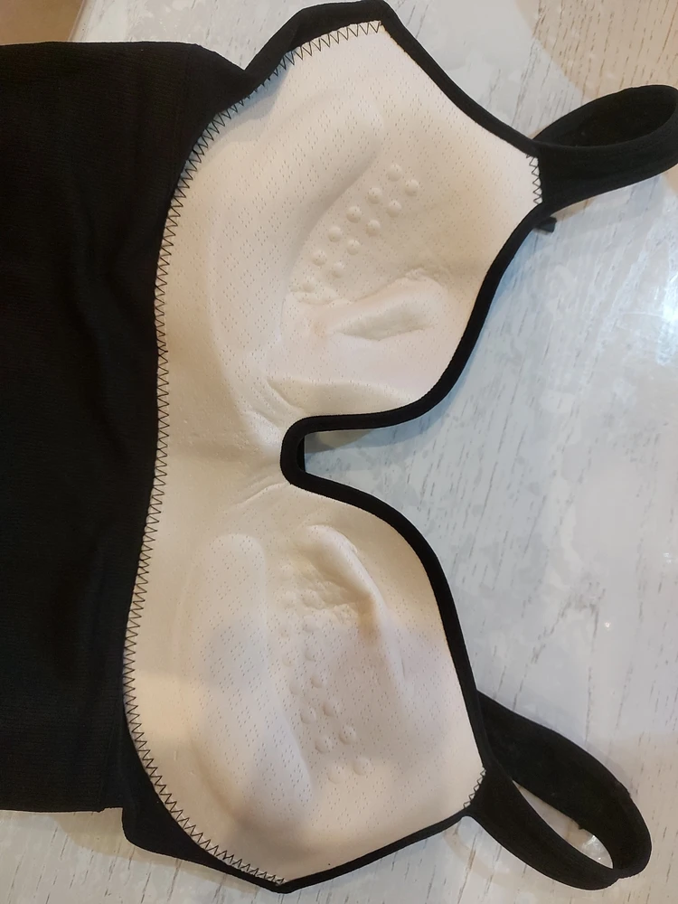 Топ не плохой, но пришёл весь в заломах...
На маленькой груди смотрится не очень.