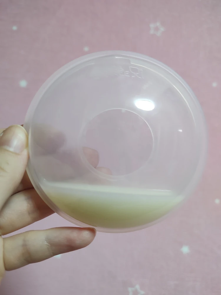 При ношении более часа грудь потеет, силиконовая часть начинает впиваться. Под одеждой накладки видны. 
Выручают при подтекании груди во время кормления.