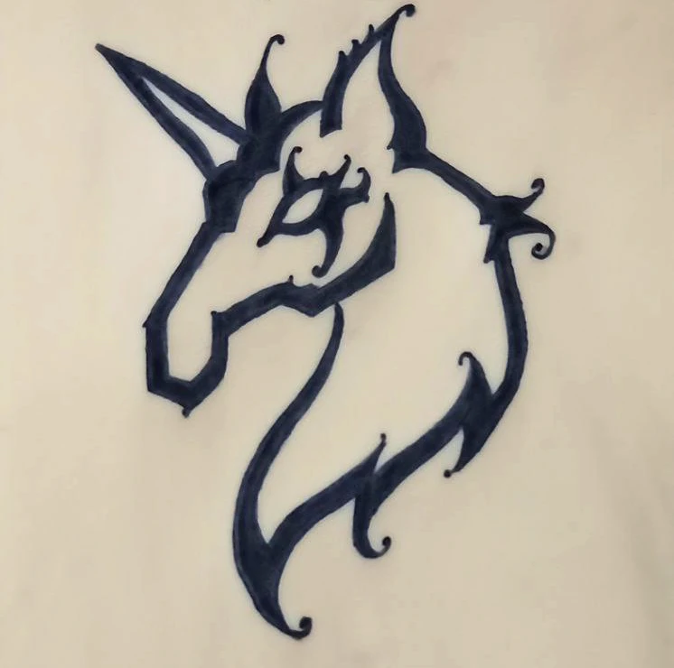 Очень крутой пигмент, супер чёрный, супер насыщенный. По ощущениям - чернее и насыщеннее, чем Allegory или Краска. Пока била только по искусственной коже, и вбивается он очень легко в сравнении с ранее упомянутыми брендами. Очень жаль, что у производителя нет цветных пигментов... Но чёрный великолепен на мой взгляд!
Пример работы по исск.коже приклепляю.