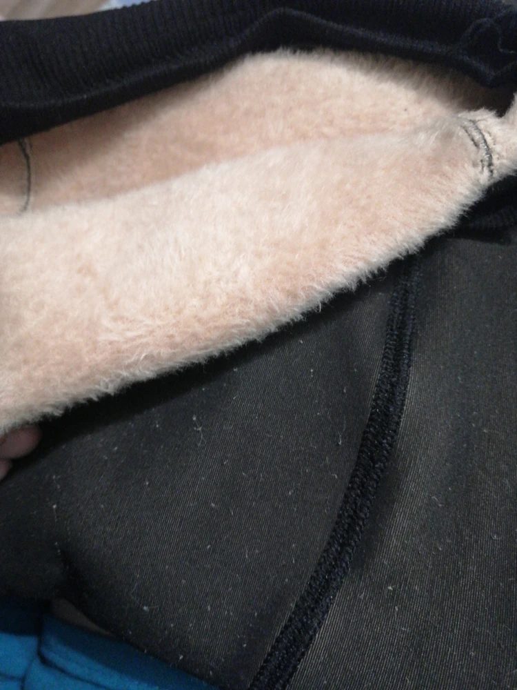 Смотрятся хорошо, как капроновые, назвать их прям теплыми немогу, в минус 10 я замерзла в них. Утепление по леггинсам, на носочках утепления нет, можно туфли обуть.