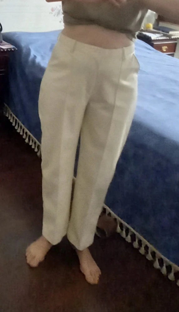 Брюки понравились! Запаха неприятного нет. Цвет очень красивый, сливочного оттенка. Изнанка похожа на тонкую фланель. На мои ОБ 102см и ОТ 78см, взяла размер 52 (начитавшись отзывов "дюймовочек", которым маломерит на два размера). Оказались большими: задние половины брючин образовали некрасивые пузыри. На рост 161 длина брюк чуть закрывает косточку над стопой. Считаю, что за 877₽ брюки очень достойные! К покупке рекомендую, но нужно берать свой размер. Мне бы подошёл 48 р-р, а для свободного облегания 50 р-р производителя.