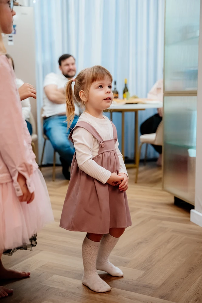 Милейший комплект, ребенок в восторге. И в сад и на праздник. Только лямки падают постоянно, поправляем