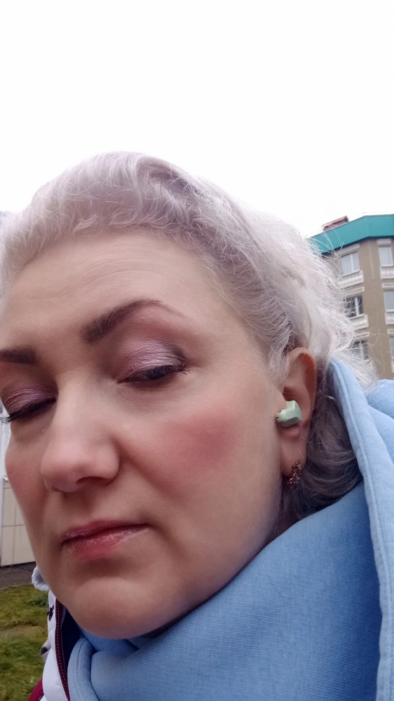 При получении удивилась что нет провода зарядки. Особенно смутило, что в коробке под провод есть отсек. Но прочла, что в комплектацию он не входит. Меня этот момент не парит, но кому важно читайте, что входит в комплектацию. Сами наушники 🔥огонь!