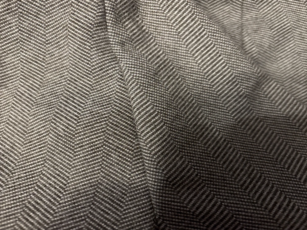 Хорошая, теплая ткань. Рисунок на ткани в швах подогнан.