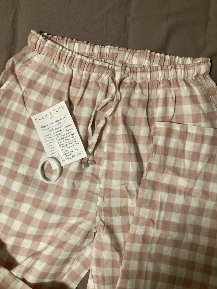 Классные брюки! Тонкие и свободные, как раз для дома. К ним положили еще резиночку в подарок и карточку, приятные мелочи)
Немного просвечивают, но меня не смущает