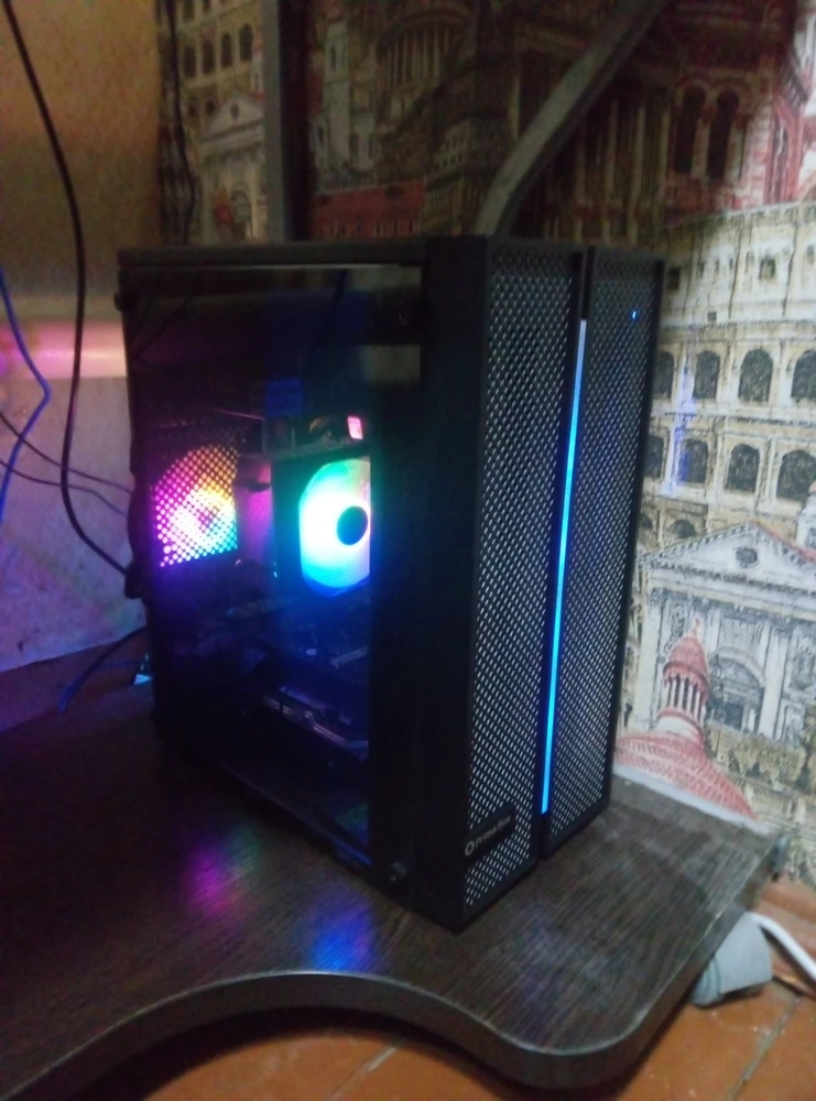 При подключении столкнулся с проблемой ПК не видел жёсткий диск, но причину сразу нашел пришлось распечатать крышку и искать проблему.Был не исправный или бракованный провод Sata. И вай фай адаптер не рабочий поставил свой сразу интернет появился и за этого минус звезда. А так ПК супер!