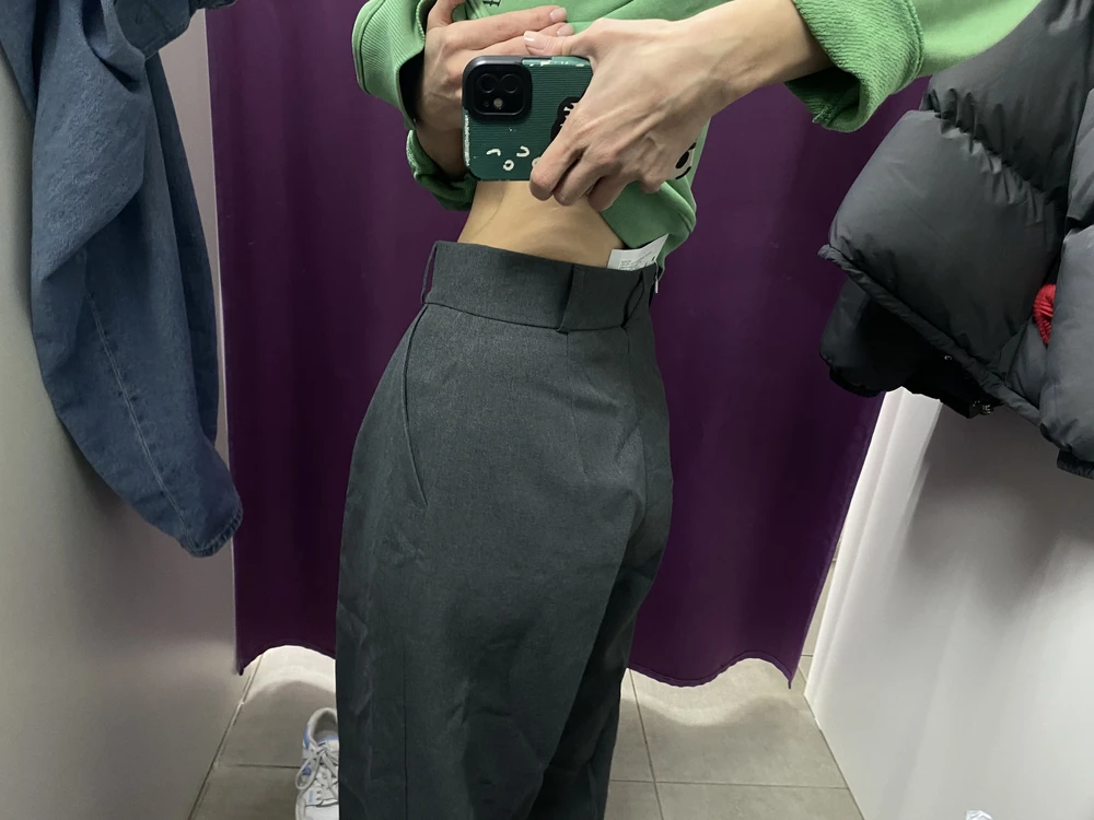 Так как нет попэ, пузырится сзади из-за грубой ткани. Но рекомендую померить. Хороший крой, не увиделв дефектов
Но ткань грубая синтетика