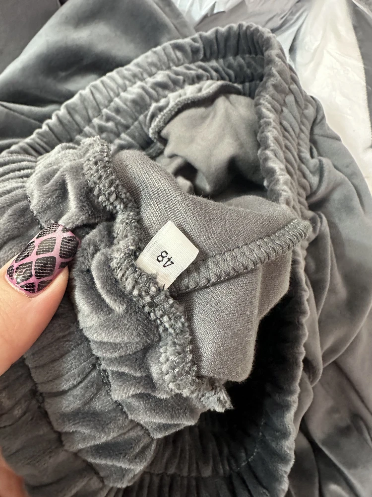 Но какаято м..да с огромными бидонами, и маленькой ж@ой поменяла размер, в 44 размер положила 48р штанов. Нечесть