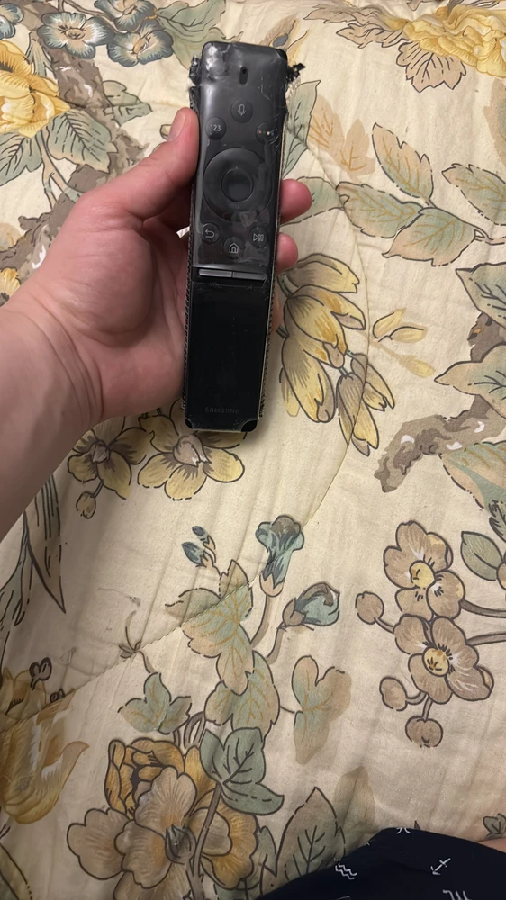 Замечательный чехол на телевизоры samsung, собака с нами спит и ворует пульты и грызет, чехол спасает.