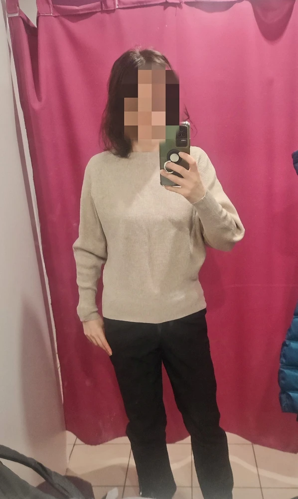 Приятная кофточка. На мой размер 42-44 подошла. Эта модель больше мне пошла, чем та, что с двумя отверстиями и кулоном в комплекте от этого же продавца. Видимо, потому что короче и низ облегает.