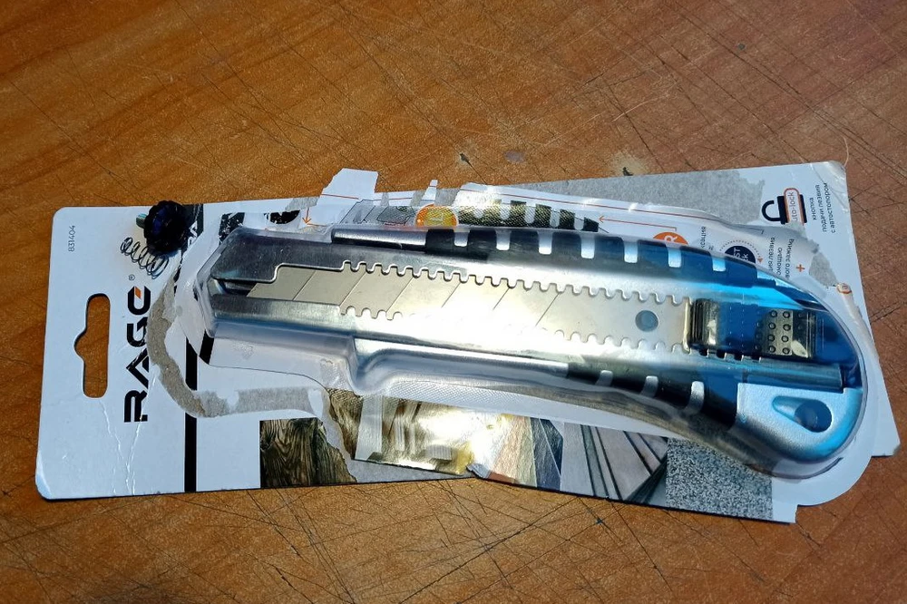 Никогда не думал, что канцелярский нож, упакованный в блистер, нужно вскрывать и проверять. Только дома уже обнаружил, что упаковка уже до меня вскрывалась и была снова заклеена. Винт-фиксатор лезвия и пружина лежали отдельно. Резьба на винте сорвана, в тушке ножа также. Не думаю, что это произошло при транспортировке. Вероятней всего это продавец своими ручонками поработал. Господа, это уже мошенничество. Я крайне огорчён...