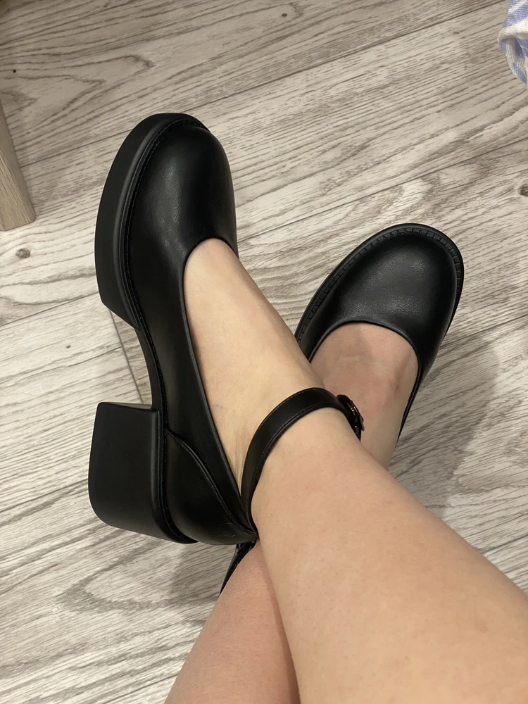 Красивые и удобные. При длине стопы 24,5 см подошёл 38 размер. 39 был великоват. Есть скрип при ходьбе, надеюсь, это из-за того, что туфли новые и со временем скрип исчезнет