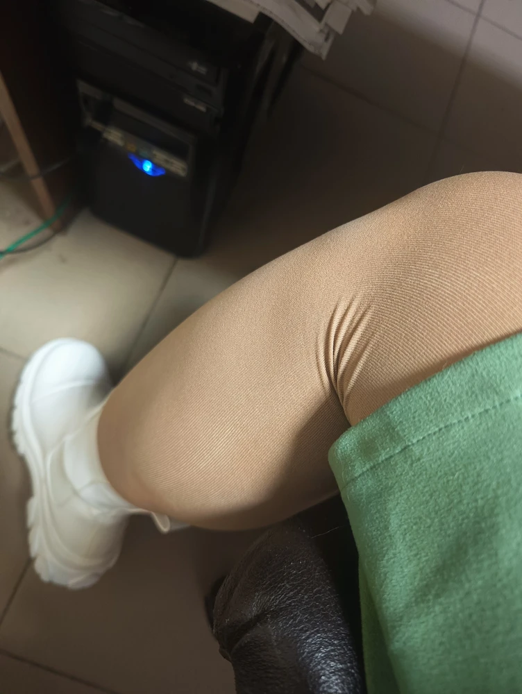 Колготки не плохие, натягиваются до груди на рост 154) ну меня это устраивает. Единственное, что когда сидишь, собираются складки под колонкой, не люблю такое. Просвечивают, но не сильно, на последнем фото видно. Не скажу, что теплые, на осень сойдут, на зиму уже под большим вопросом