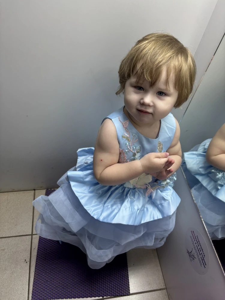 Платье ну очень красивое шикарное ) но отказались от него в пользу другого
А так размер в размер ,смотрится красиво