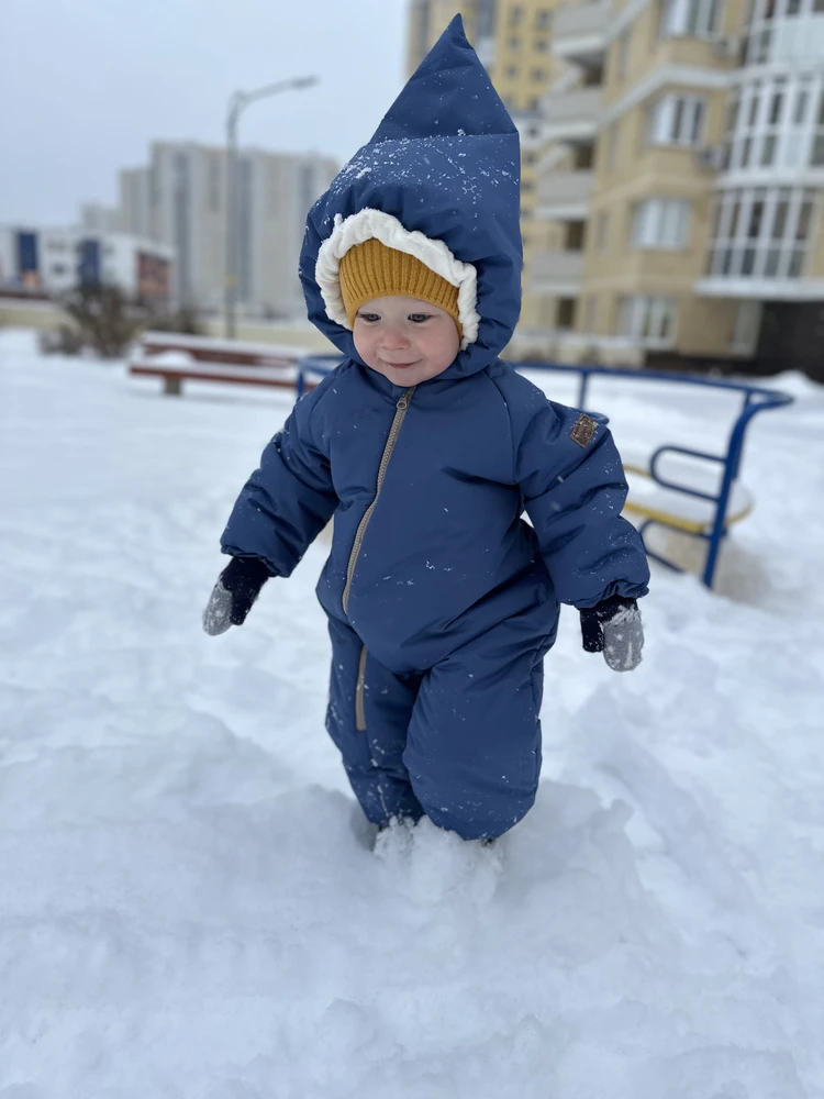 Комбинезон плотный, что немного мешает движению ребенка. Замок хлипкий, стал расходится через пару месяцев носки. Внутернний слой очень приятный. Мы вообще фанаты этого бренда, но эта модель не совсем удачная показалась.