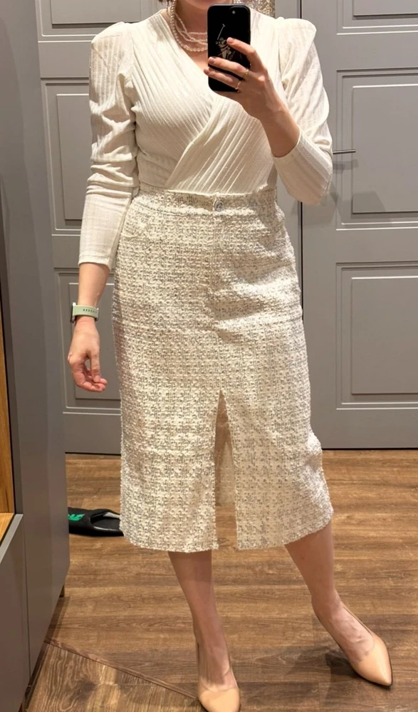 Взяла XL на свой 48.Рост 170 и бошьшой бюст. Село прям как надо. Мерила L-по ширине такой же а вот по длинне прям чуть короче. Цвет больше молочный.