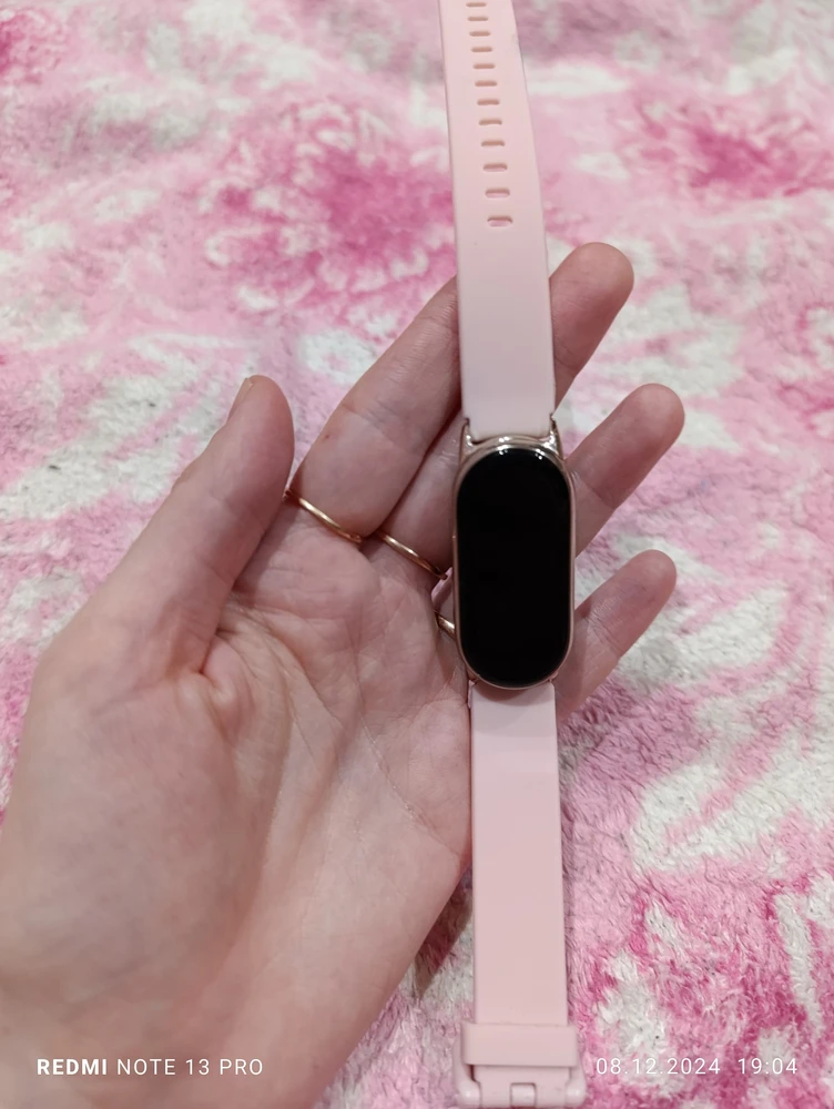 Брала на Xiaomi smart bend 8, тактильно очень приятный к коже, красивый нежный цвет, конечно сомневаюсь, что он такой долго будет, скорее всего он быстро потемнеет, надеюсь прослужит долго и не порвётся