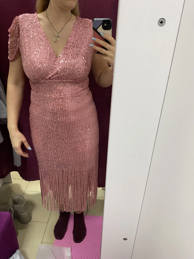 Очень красивое платье, не колется. Есть подклад. Выглядит дорого, идет в размер. Но мне не понравилось как на мне сидит в районе декольте, отдала предпочтение более закрытому.