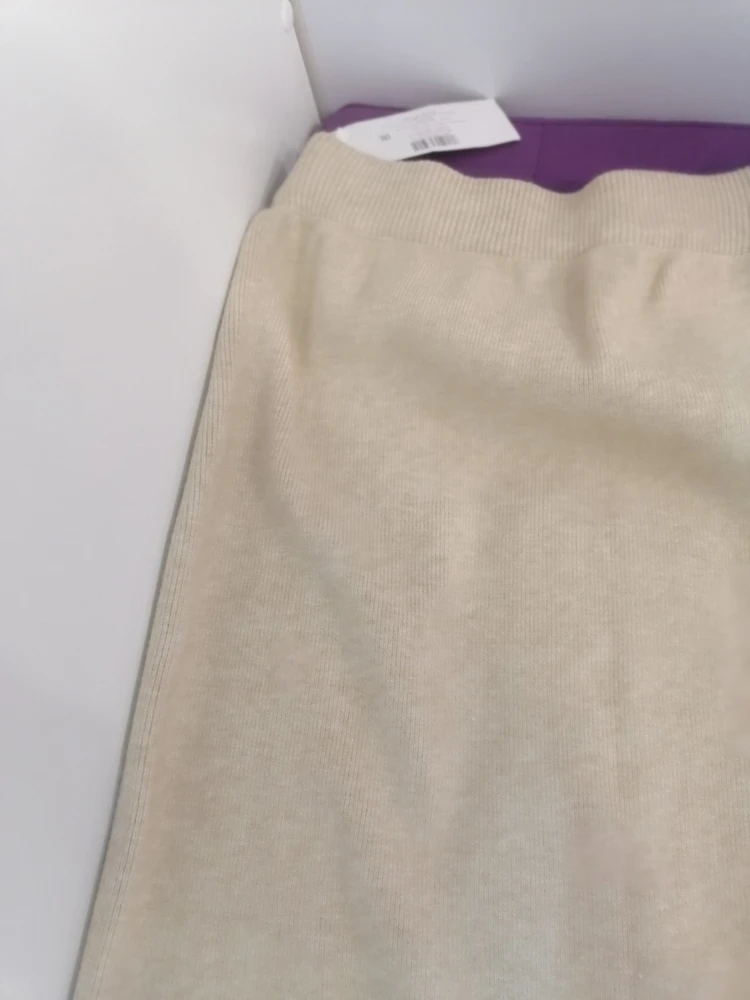 Товарищи продавцы, как-то настройте свои камеры при фотографировании или съёмке товара! Вот совсем не совпадает цвет реальный с предоставленным в карточке (к сожалению, у меня камера на телефоне не очень передаёт цвет) - прям светло-коричневая юбка, а не светло-бежевая.
Качество прекрасное 👌, поэтому оценку не снижаю!