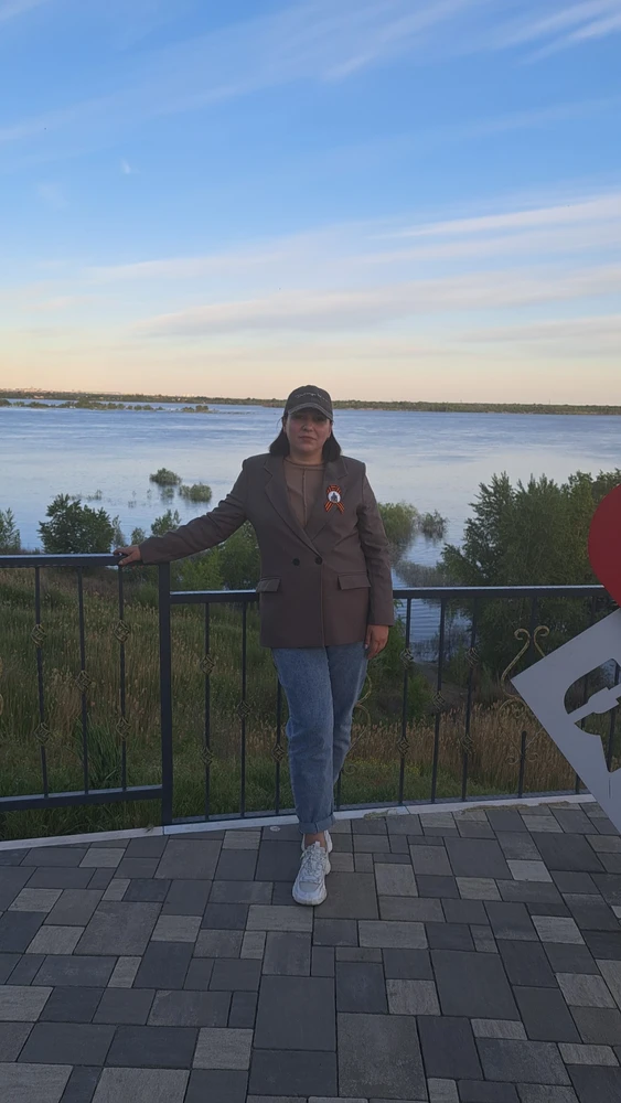Люблю этот пиджак, цвет классный. На 48 подошёл 48 размер, в меру свободный, смотрится хорошо