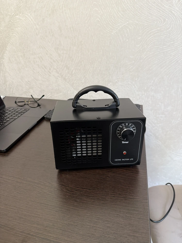 *** тор выглядит как качественно. Мощность генерации *** в 5 г/ч позволяет быстро обработать комнату, хватает 20 минут. Черный матовый цвет придает *** стильный внешний вид, который впишется в любой интерьер. Особо стоит отметить удобство расположения шнура питания – они с тыловой стороны. В целом, покупкой доволен.