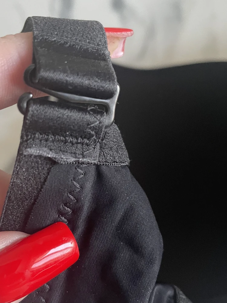 По началу обрадовал бюстгальтер,и внешний вид не разочаровал и с размером всё в порядке. Но радость длилась не долго,брительки так колятся и царапают спину,что желание носить его не возникает!