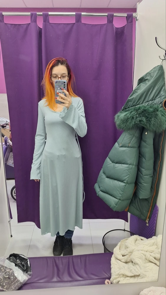 Платье тонкое, не зимнее. Выделяет фигуру. Понравилось