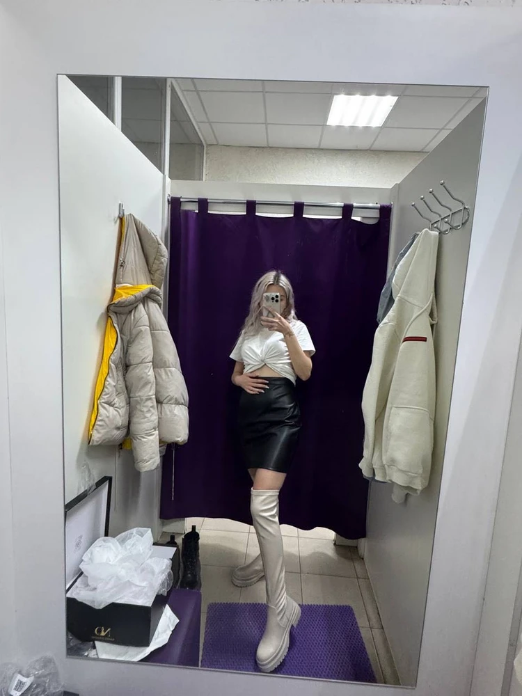 Ботфорты 🔥 по цвету на фото более молочные,в жизни с серым отливом,но впечатление это не портит. Удобные, большемерят на размер(закрытую обувь беру 37 размера, эти взяла 36,с теплым носком немного свободные)