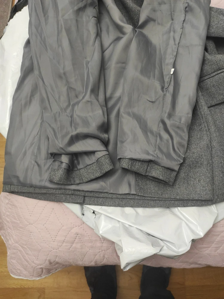 Купил в подарок по этому не мог проверить - одеть, так как он женский. Подарил и рука не лезит в рукав. Прокладка неправильно пришита в рукове фото прилагаю. Продовец отказывается менять. 14 дней и о правах потребителя видимо он не слышал. Хочу обменять на такой же но не бракованый. Поставлю хороший отзыв если сделаете обмен.