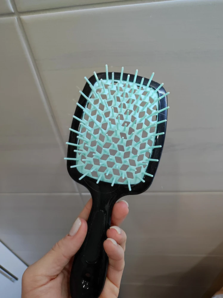 Хорошо чешет,даже запутанные волосы. У меня обычно на затылке у шеи образуются как кольуны,и расчесать обычно оооочень сложно,эта расчестка каким-то волшебным образом справляется на ура,не знаю как это работает,но не дерет волосы.