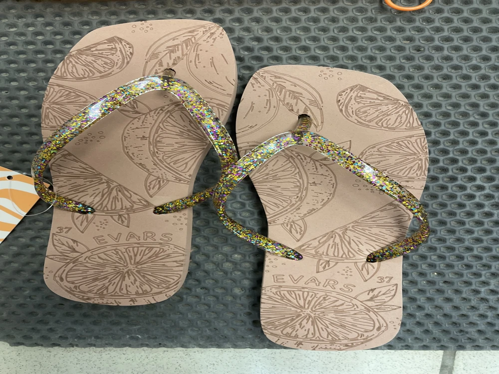 Сланцы хорошие, на 24,5 подошел 37 отлично, нога узкая не особо болтается, хорошо сели. Выбирала между шоколадом и бежевым с золотом этого же магазина. Бежевые показались интереснее, скругленный угол красивый на подошве, забрала их