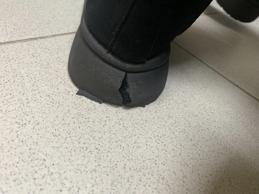 Из-за того, что лопнула подошва, они просыкают и можно выкидыать