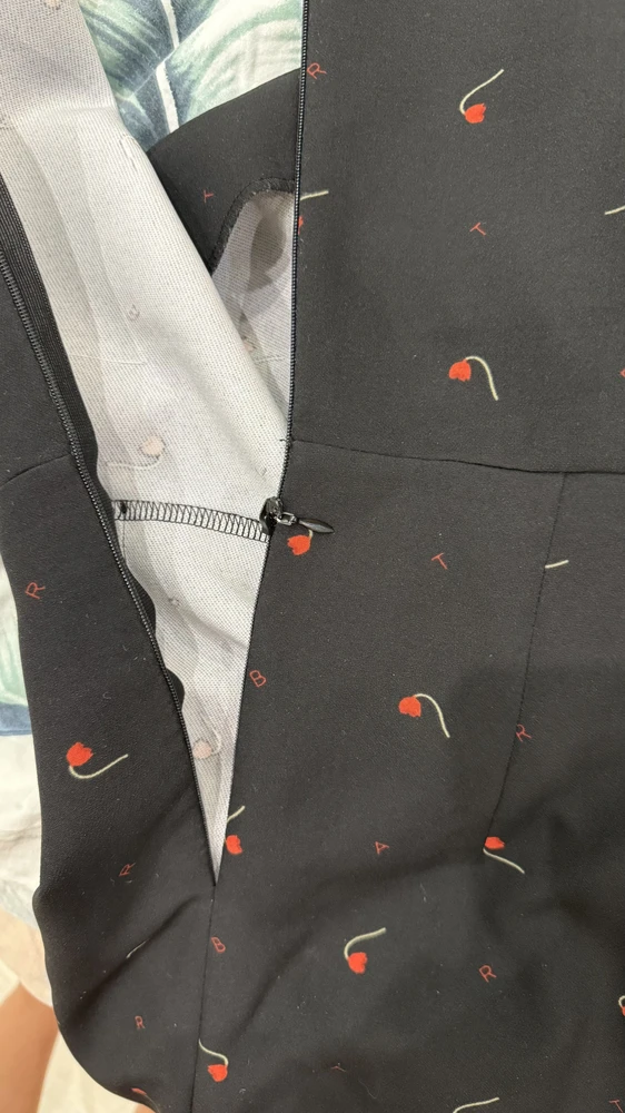 Хотела надеть платье но молния на нем разошлась и сломалась, продавец отказывается вернуть товар по браку. Не рекомендую