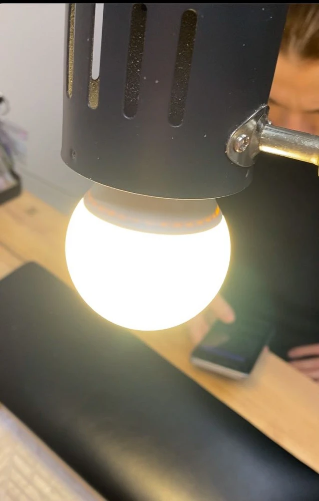 Показываю, что моя лампа работает, ваша нет