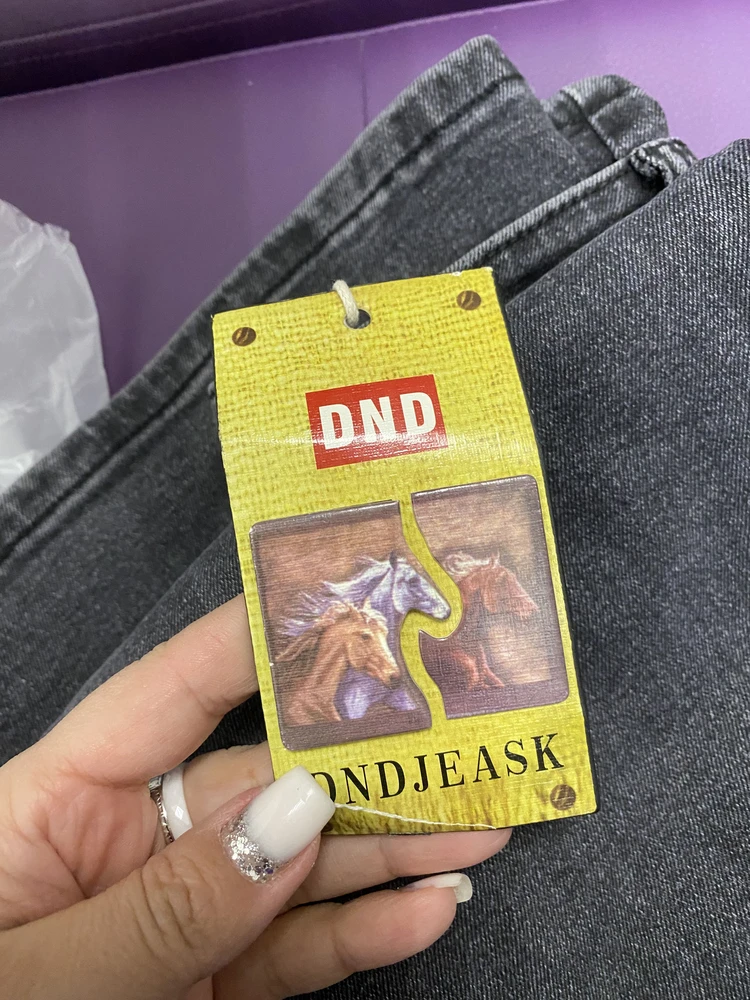 Заказала 29 размер, все бы хорошо, классно,но сзади на попе  шов кривой.Решила заказать такие же, в надежде, что с  таким же цветом,но  с прямыми швами. Что пришло в итоге: цвет не такой, размер на всех бирках 29, но я в них утонула, качество  *** .